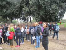 La III C sul viale “Battaglione della Speranza”, sulla destra la prof. Livia Rinaldi