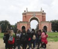 Daniela Donghia spiega alla III C l’Arco dei Quattro Venti costruito sui ruderi di Villa Corsini