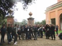 Daniela Donghia mostra e spiega alle due classi la Villa anche detta dell’Algardi, ben visibile seppure a distanza