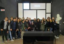 La classe III D chiede la foto di gruppo, ma senza autorizzazione intanto sarà oscurata...