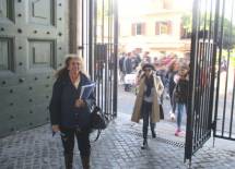 Noemi entra al Museo , seguita dalla prof.ssa Daniela di Paolo