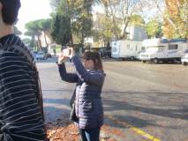La prof.ssa Elisabetta Puce fotografa il gruppo e l’alunna che legge il pannello illustrativo