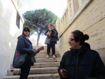 Scendono nella cripta l’assistente Sara Marocchi, e le proff. Elisabetta Puce e Claudia Sotgiu