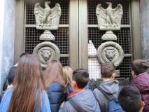 L’imponente portale bronzeo è chiuso e l’acceso al Sacrario è rinviato