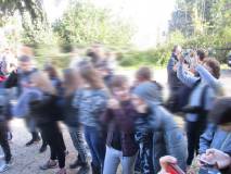 I ragazzi incuriositi e un poco impauriti attendono lo sparo