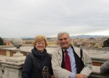La prof.ssa Mariella Valiani con Enrico Luciani davanti al fontanone