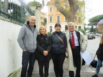 Due australiani in foto con la prof.ssa Pierfranca Di Battista e Enrico Luciani
