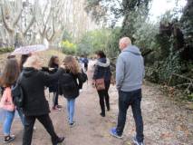 In cammino verso la piazzola dove c’è il cannone. Curiosi gli australiani di questo sparo…