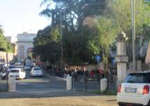 Il pullman li lascia a Via Carini e devono venire a piedi, non li riprenderà per portarli a Villa Sciarra