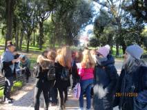 Sul viale del 3 giugno una ragazza legge l'ESERCITO della Repubblica romana