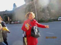 Daniela Donghia guida il gruppo verso le mura del settimo bastione
