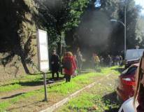 Daniela, dopo aver spiegato le LAPIDI AFFIANCATE si appresta ad entrare a Villa Sciarra