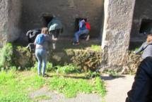 Le feritoie a bocca di lupo viste da sopra le mura