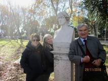 In attesa del secondo turno al Museo, Enrico Luciani e le prof.sse Angelina Rago e Concetta Calabrò intrattengono la III F davanti al busto di Colomba Antonietti