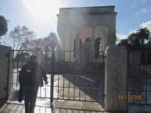 Si parla dei Caduti (1849-1870) davanti al Mausoleo oggi chiuso