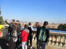 L’insegnante Giorgiana Sabatini indica il panorama di Roma mentre taluni fanno un selfie
