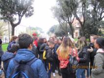 Gli studenti ascoltano la lettura con attenzione e curiosità