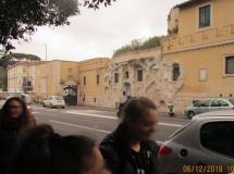 Si passa davanti al VASCELLO: rimane la scogliera come testimonianza del passato