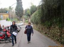 Alessandro Sgroi e la prof.ssa Concetta Cogliandro verso l’ottavo bastione: alle loro spalle Villa Sciarra