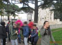 Il gruppo lascia il Mausoleo, in testa Cin cin, aiutante assai volenterosa