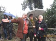 Enrico Luciani soddisfatto: accanto a lui le prof.sse Claudia Bellino e Ivana Colletta