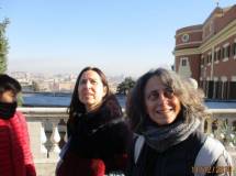 Le prof.sse Isabella Ghedini Ferri ed Elena Angelini osservano la scritta… AQVAE ALSIETINAE