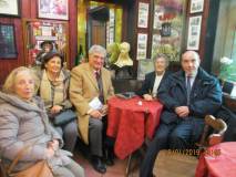 al Bar Gianicolo, da sinistra: Carla Solari, Giovanna De Luca, Enrico Luciani, Elena Sandrelli in Vitali, Michele Vitali