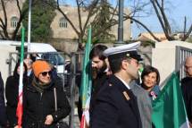 Al termine dell’esecuzione musicale esce la Banda della Polizia: in prima fila Mariapaola Pietracci Mirabelli, Marco Valerio Solìa, Giovanna De Luca, e a destra Alessandro Cartocci
