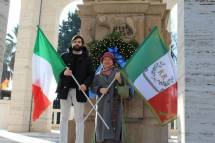 Anna Christian Di Carlo, del Museo storico dei bersaglieri, in foto con Marco Valerio Solìa e le bandiere