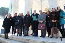 Foto ricordo, da sinistra: Noemi, Mariapaola, Ivana, Roberto, Massimo, Mario Di Napoli, Enrico (Giovanna alle spalle), Daniela, Sabina Iacobucci, Manuela