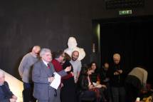 Luciani e la medaglia ricordo agli accompagnatori/guide dell’Associazione. Accanto a lui Claudio Bove, Massimo Capoccetti , Roberto Calabria, e sulla destra Ivana Colletta