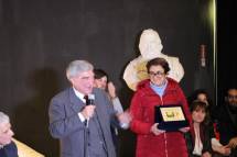 La prof.ssa Concetta De Meo la targa in suo onore e quella per il Liceo Manara