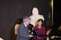 La prof.ssa Laura Tanchis prende la targa del liceo Morgagni e della collega Cinzia suriani, impossibilitata a partecipare
