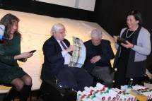 La medaglia ricordo ai relatori è consegnata da Giovanna De Luca
