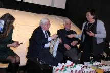La medaglia ricordo ai relatori è consegnata da Giovanna De Luca