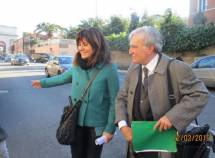 La prof.ssa Caterina Dolce segue con Enrico Luciani i movimenti della scolaresca