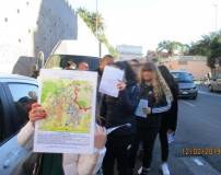 Una ragazza mostra la mappa dell’assedio