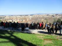 Uno sguardo su Roma, bellissima, mentre i ragazzi sostano lungo il muro della Costituzione del 1849