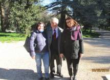 Enrico Luciani tra le prof.sse Carolina Proietti e Anna Chiara Giacomi per la II E