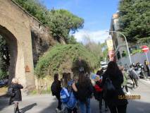 Da Villa Sciarra si sale per l’ottavo bastione; la dr.ssa Romaniello (sulla sinistra) controlla la pericolosa traversata