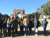 I ragazzi davanti all'Arco dei Quattro Venti, costruito sui ruderi di Villa Corsi chiamata anche Casale dei Quattro Venti