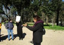 Sullo sparo del cannone (o di un fucile) la prof.ssa Giacomi coglie l’occasione per una lezione di fisica; la prof. Proietti guarda incuriosita la dr.ssa Romaniello