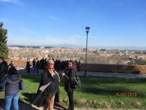 Le proff. sse Vanessa Piccari e Anna Maria Giacomi al Belvedere della Costituzione della Repubblica romana