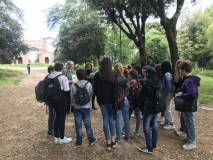 Enrico Luciani sul viale dei combattimenti del 1849 spiega e mostra l’ESERCITO della Repubblica romana
