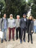 Con Enrico Luciani i proff. Stefano Tagliacozzo ed Ester Di Bella della II E . Sulla sinistra, Mario Testa e il prof. Massimo Passeri