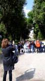 La prof. Ester Di Bella, assai contenta della visita, fotografa la classe II E nei pressi dell’Arco dei Quattro Venti