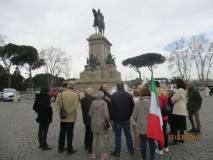 Roberto Calabria inizia la prima visita al pubblico proprio davanti al monumento di Garibaldi