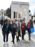 Mariapaola si avvia a San Pietro in Montorio, con lei Ines Pietracci, Enrico, Giovanna De Luca e Noemi Grimaldi