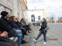 Mariapaola Pietracci Mirabelli parla delle donne della Repubblica Romana e delle Ambulanze. La prof.ssa Tiziana Di Crescenzo prende appunti