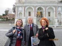 Enrico luciani tra le professoresse Laura Cannizzaro e Antonella Barresi della III F